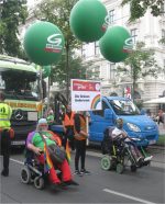 Rollstuhlfahrer auf der Regenbogenparade 2018