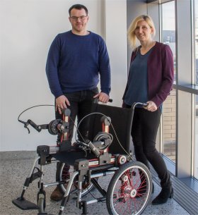Margit Gföhler mit dem neuentwickleten Rollstuhl
