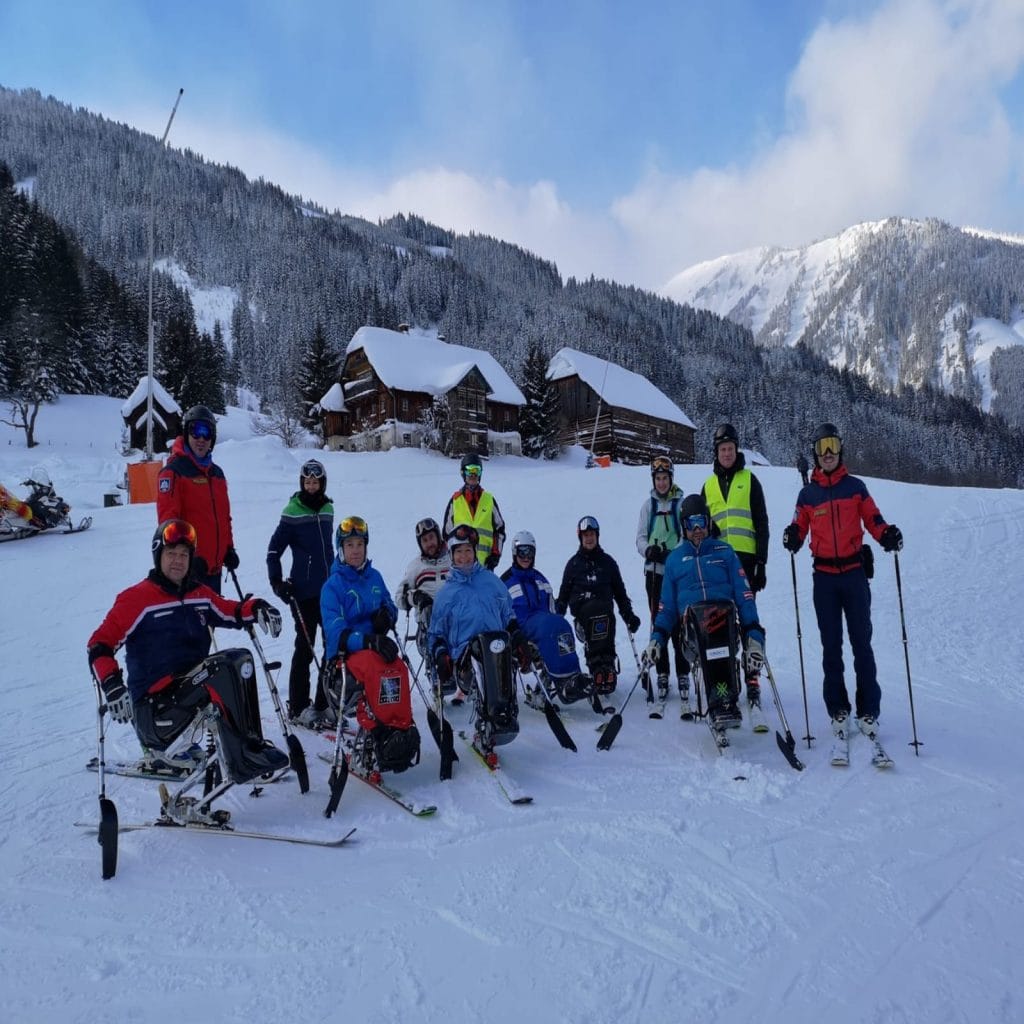 Teilnehmer des Monoskikurses mit Begleitpersonen auf der Riesneralm