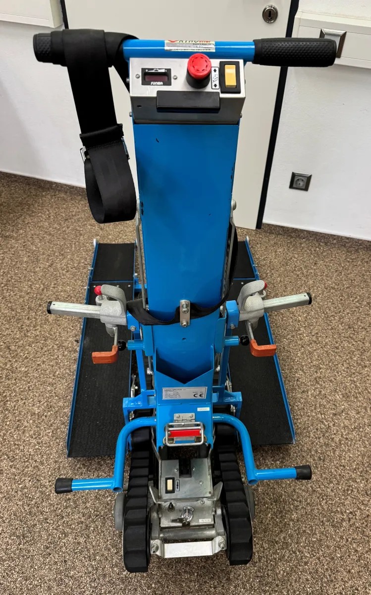 Bedienteil der Treppenraupe Lehner TK 100 mit Not-Aus-Schalter, Haltegriffen und Sicherheitsgurt