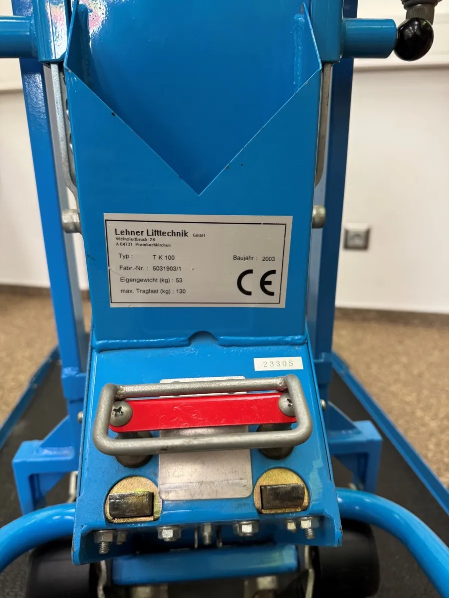 Typenschild der Lehner TK 100: Baujahr 2003, Eigengewicht 53 kg, maximale Traglast 130 kg
